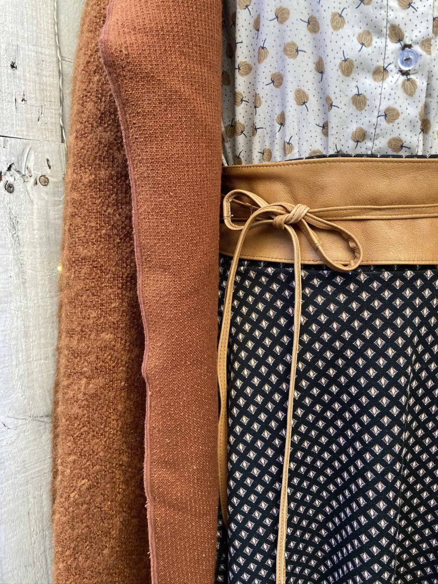 Fajín de piel hecho a mano en Barcelona en color mostaza