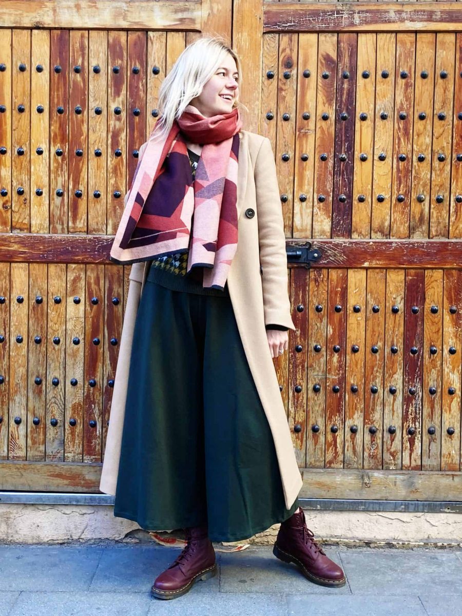 clienta en luciendo el pantalon cropped de algodon en las calles de gracia, cerca a la tienda, un outfit de invierno con mucho estilo.