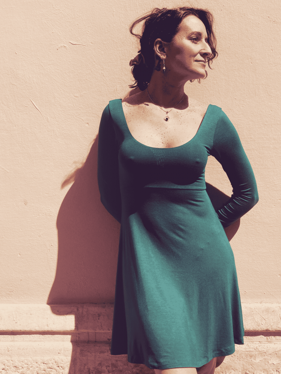 clienta de japamala luciendo el vestido bailarina con mangas largas , en color verde. En el exterior de la tienda, en el barrio de Gracia , Barcelona.