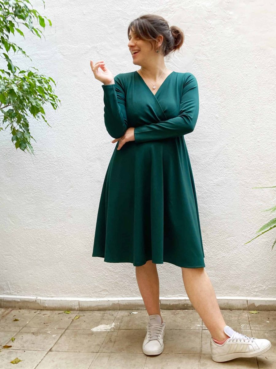 nuestra clienta anna con su vestido de hermosa caida en punto grueso roma en color verde