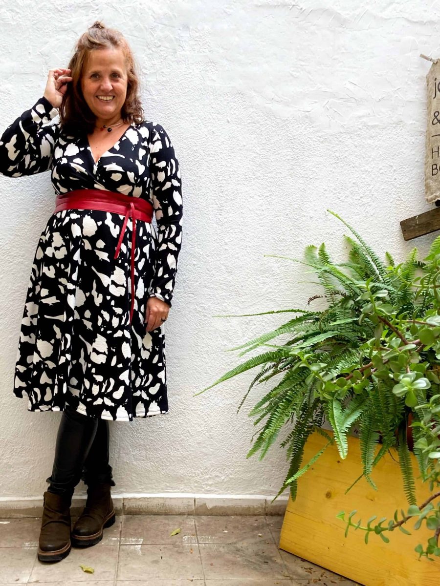 la nostra clienta al pati de la botiga en gràcia amb el seu vestit creuat dhivern i llum natural