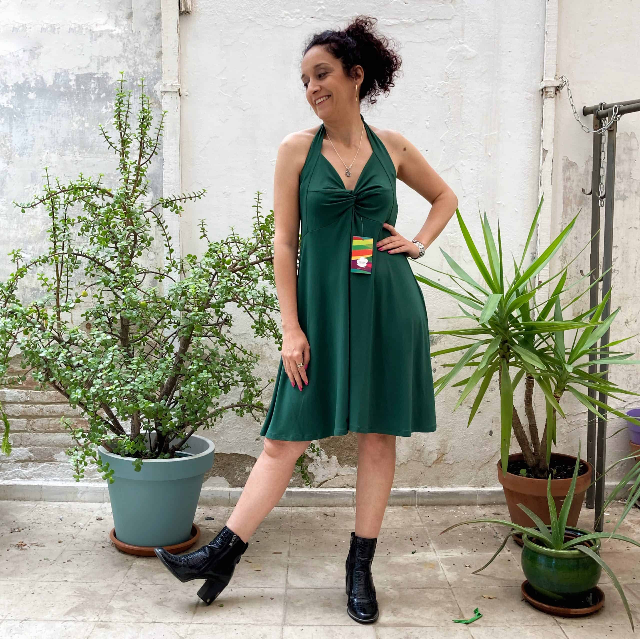 clienta de la botiga de roba en gràcia amb un vestit fluid amb disseny únic