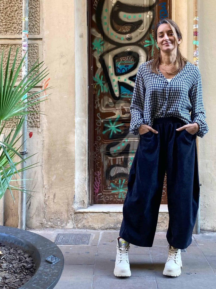 la nostra clienta feliç amb el seu pantalons globus cropped de pana a l'exterior de la botiga al barri de gràcia , barcelona