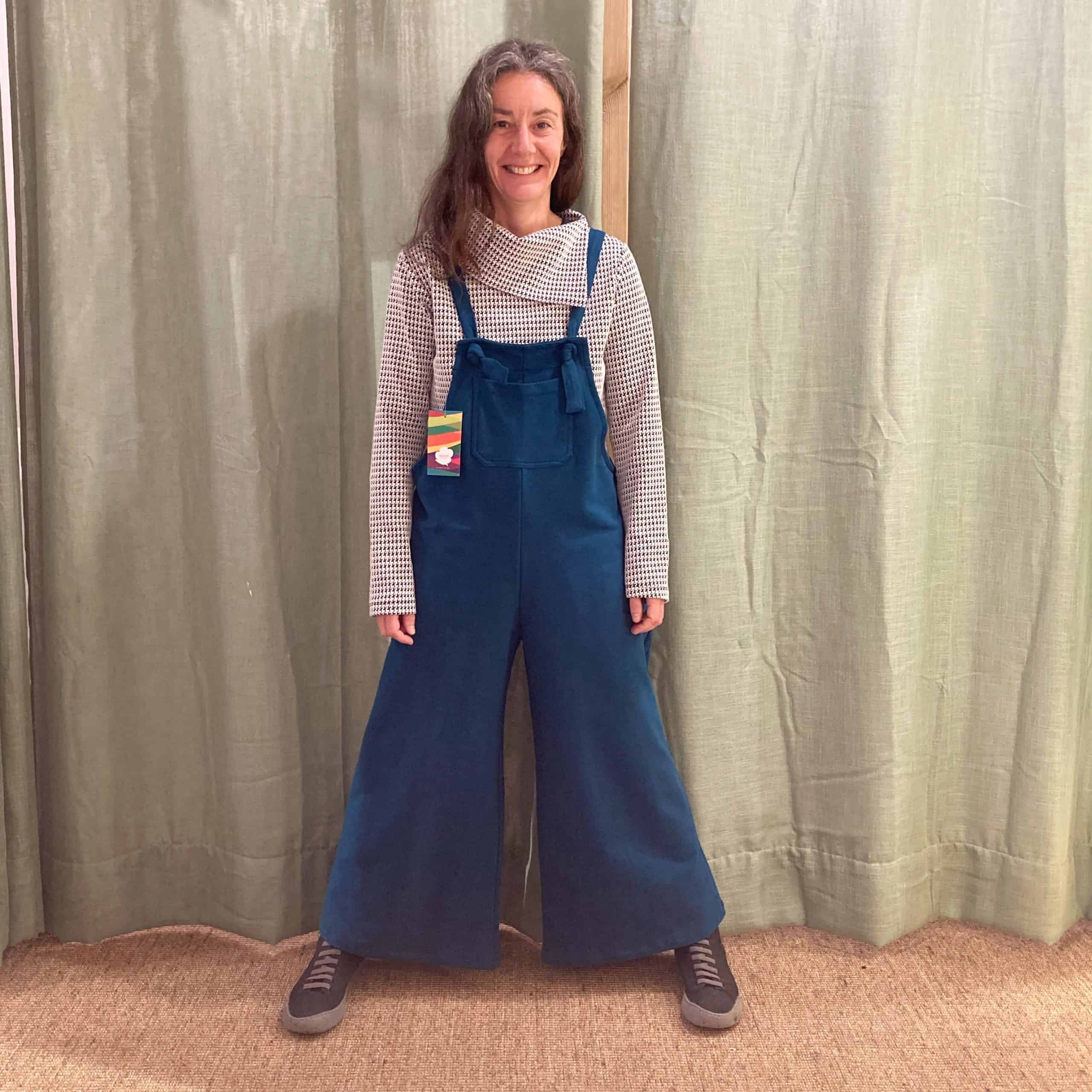 dona amb un mico cropped versàtil dissenyat a barcelona