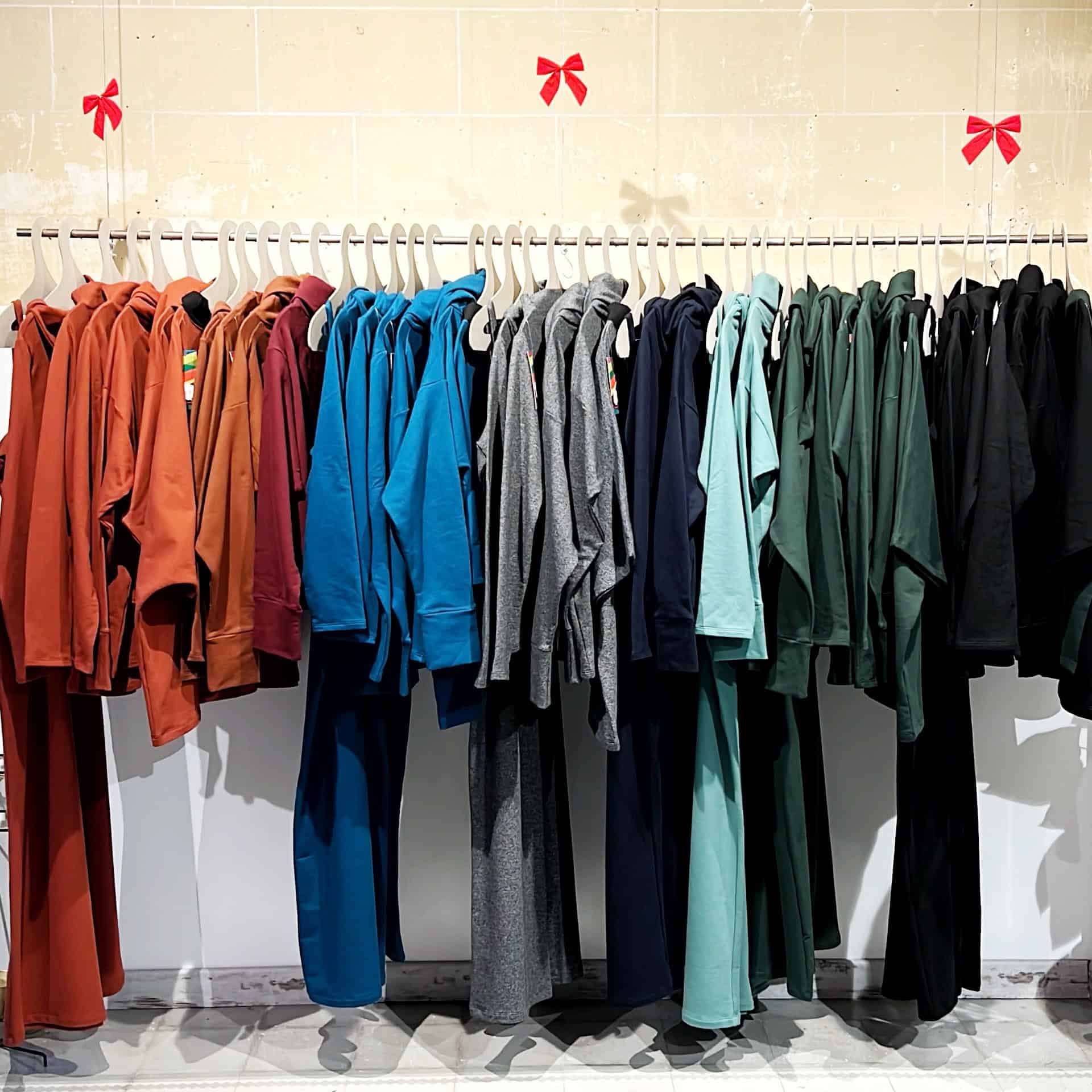 rack de roba multicolor a la botiga en gràcia de japamala