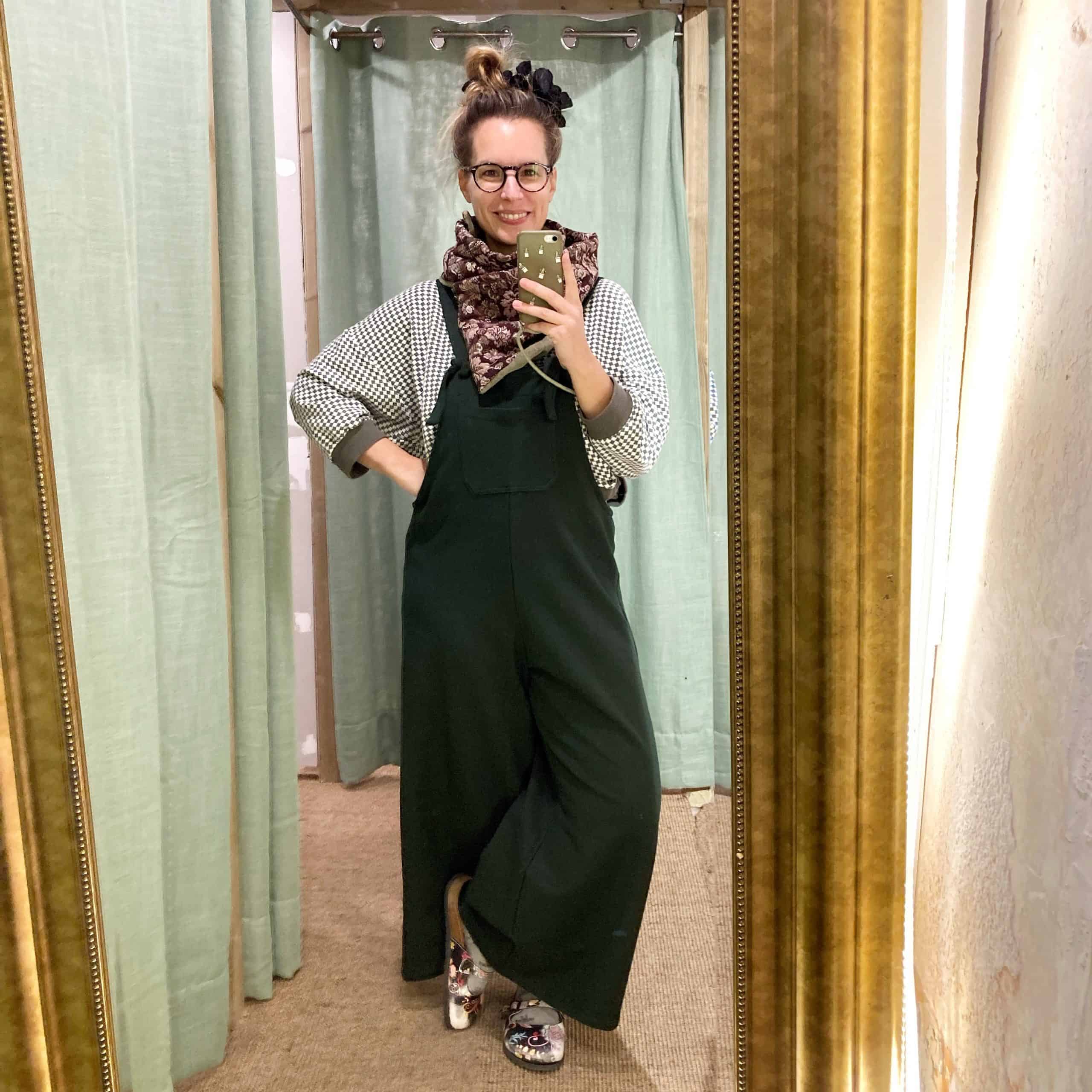 Mirta, la propietària de japamala, lluint el peto cropped de pana a l'interior de la botiga a gràcia barcelona