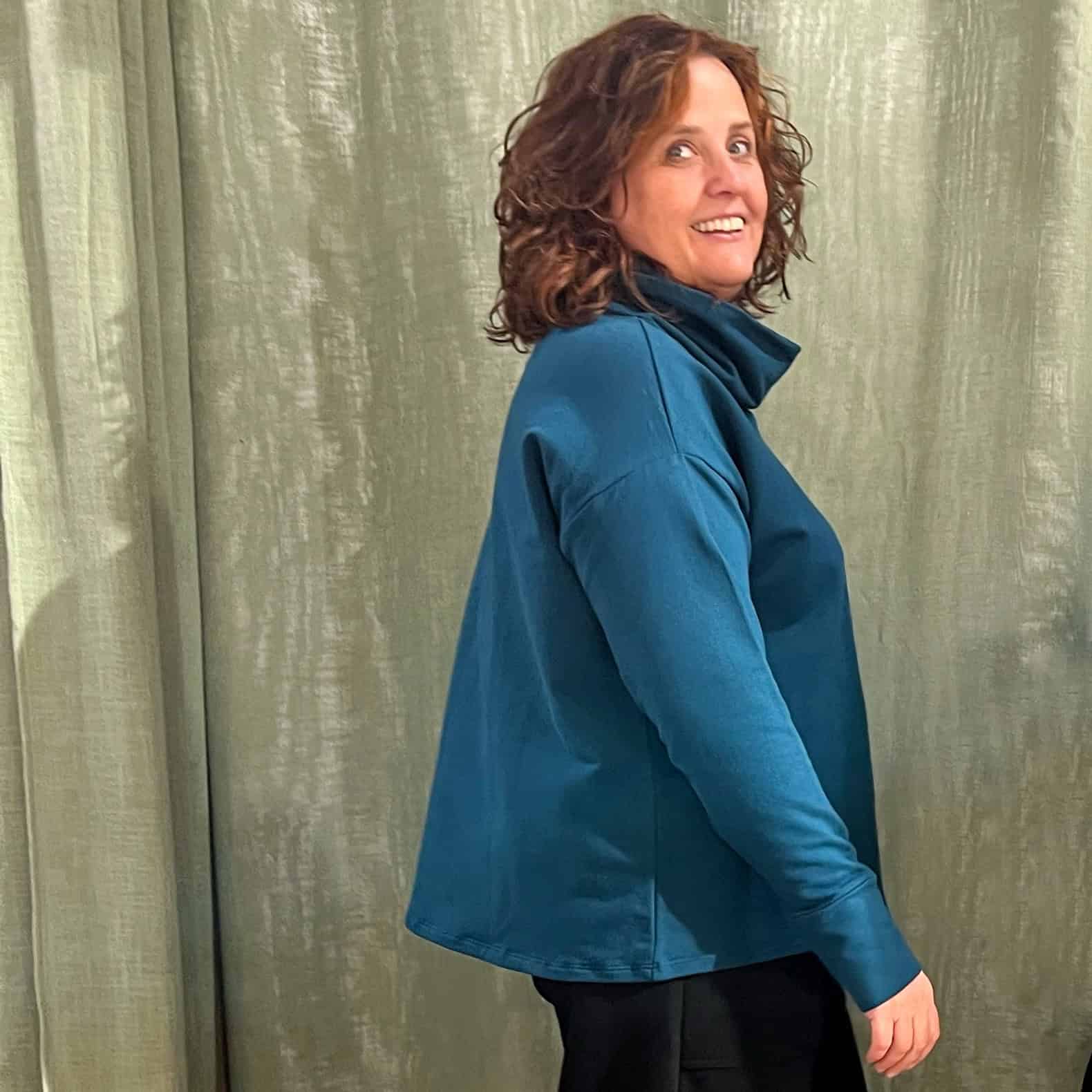 nuestra clienta estrella con su jersey de cuello alto calientito de color azul en el probador de la tienda de japamala en gracia.