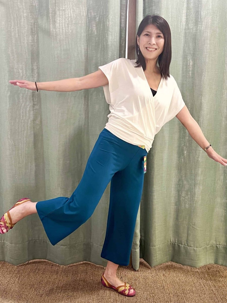 customer in the dressing room of the japamala store in barcelona, wearing the wide blue shorts.