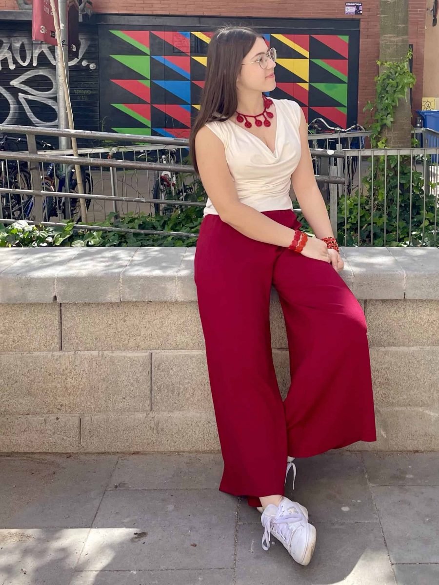 clienta de japamala amb els seus pantalons de lli viscosa a l'exterior de la botiga a Gràcia.