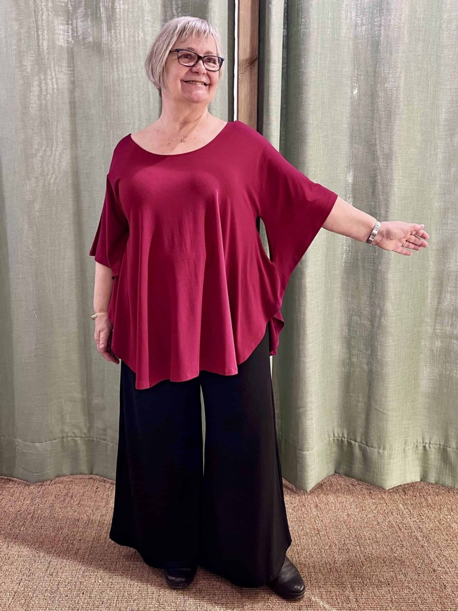 clienta talla gran mesurant-se el top ratpenat vermell a la nostra botiga en gràcia a barcelona