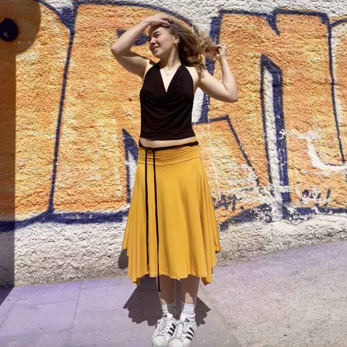 clientas de japamala probandose el mismo kimono de estampado floral, celebra sus cuerpos.