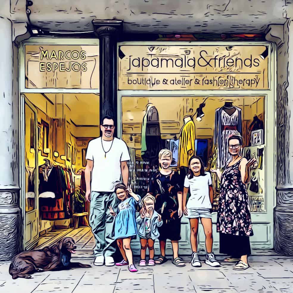 f0e7ccfa-5445-47be-8250-b66b524acdb0 la familia detras de japamala frente a la tienda en gracia en estilo comic<br />